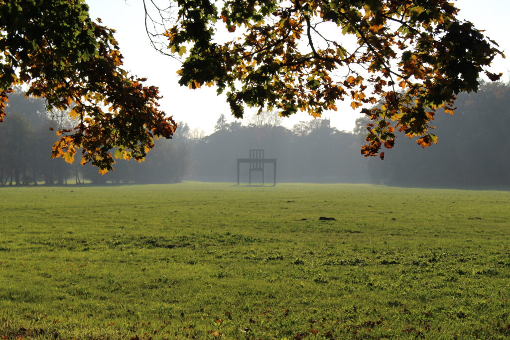Lo Scrittore Gigante, installazione artistica del parco di Monza, luogo di relax e benessere per i cittadini monzesi.