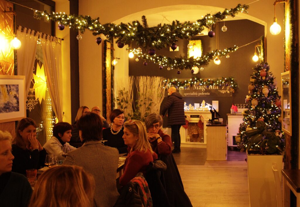 Pubblico presso l'Osteria Magenta 7 durante la cena benefica.